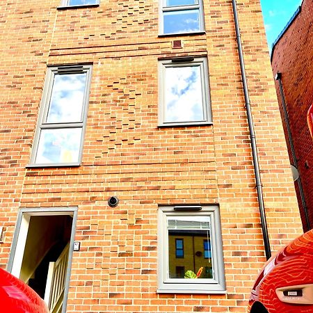 Апартаменти Modern Townhouse, Sleeps 4 With Parking Вейкфілд Екстер'єр фото