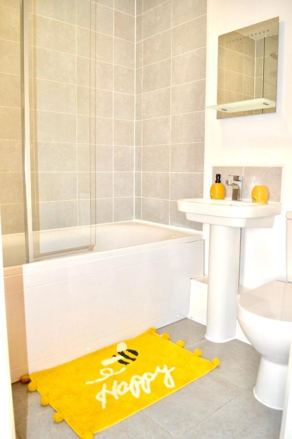 Апартаменти Modern Townhouse, Sleeps 4 With Parking Вейкфілд Екстер'єр фото