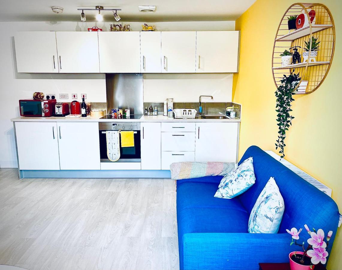 Апартаменти Modern Townhouse, Sleeps 4 With Parking Вейкфілд Екстер'єр фото