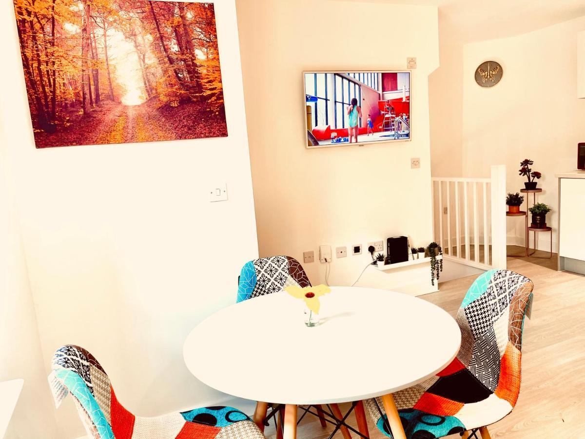 Апартаменти Modern Townhouse, Sleeps 4 With Parking Вейкфілд Екстер'єр фото